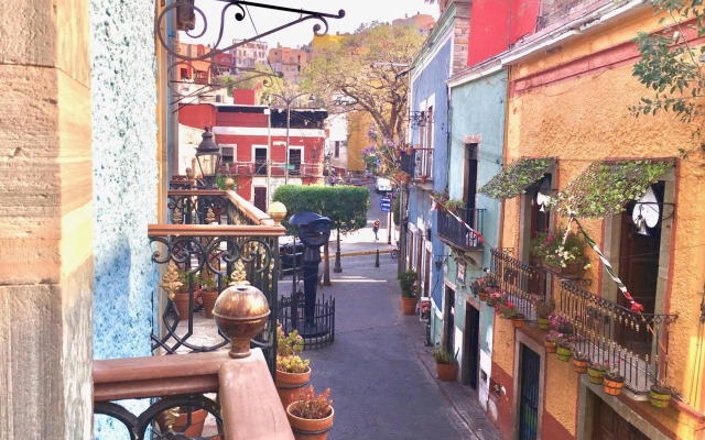 Casa 14 Hotel & Café