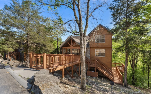 Whispering Woods Lodge - Sleeps 6 2 Bedroom Home by RedAwning