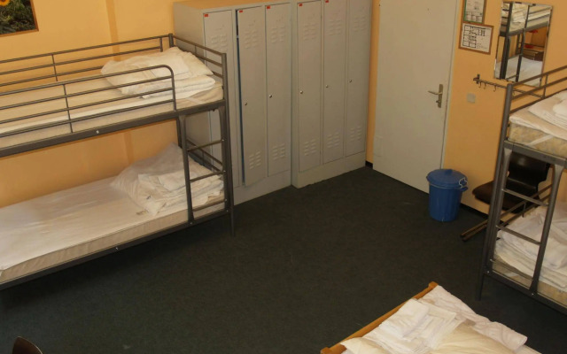 HappyGoLucky Hotel & Hostel