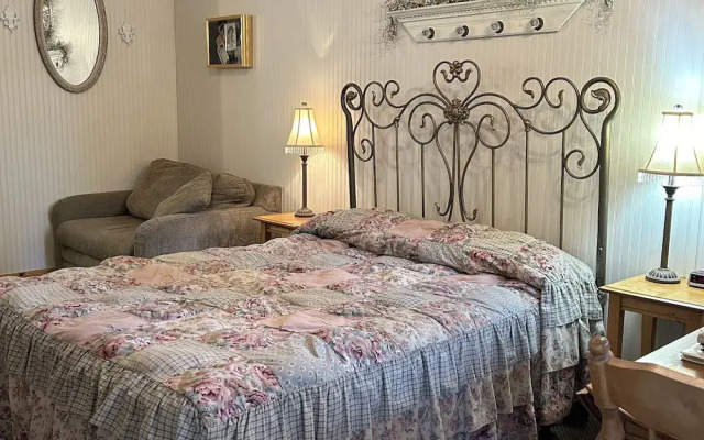 Moore's Old Pine Inn