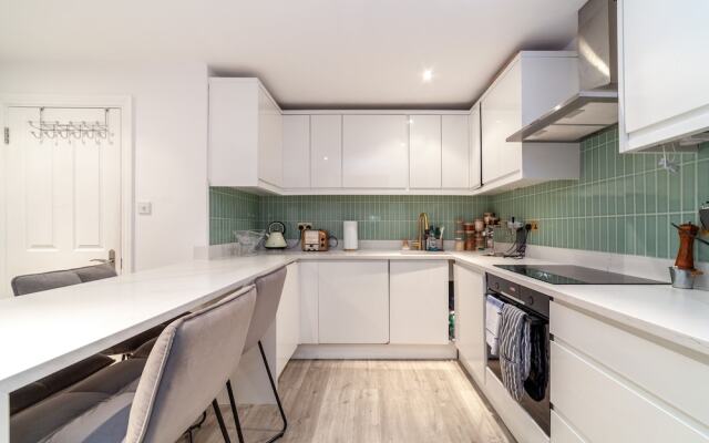 Beautiful & Spacious Flat with Patio