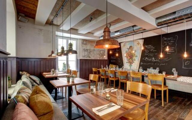 August Restaurant Hotel