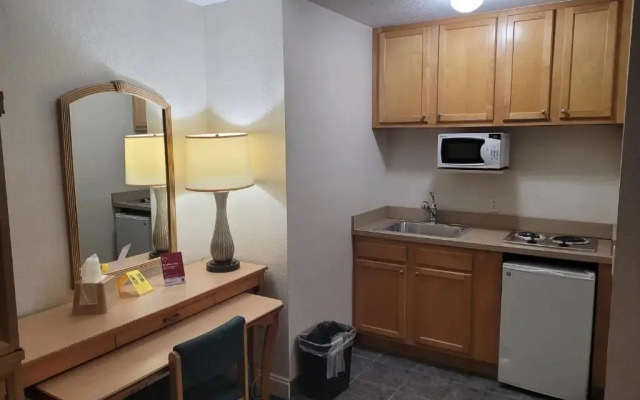 Queens Lodge Motel & Apartments