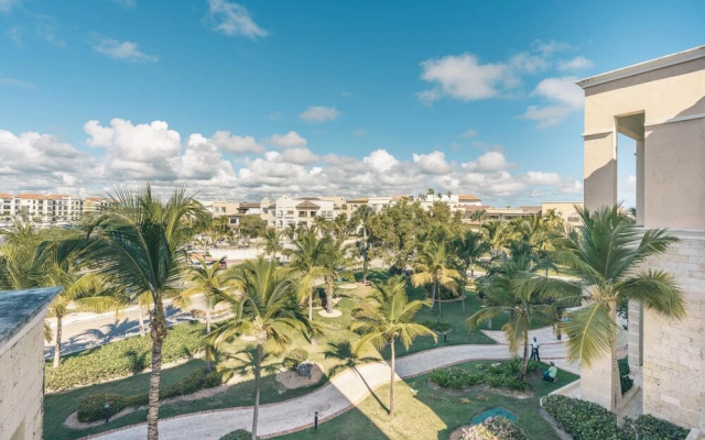 Relax at This Majestic Beachfront Apt at Aquamarina