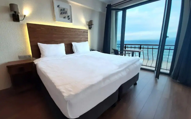 8 Rooms Hotel
