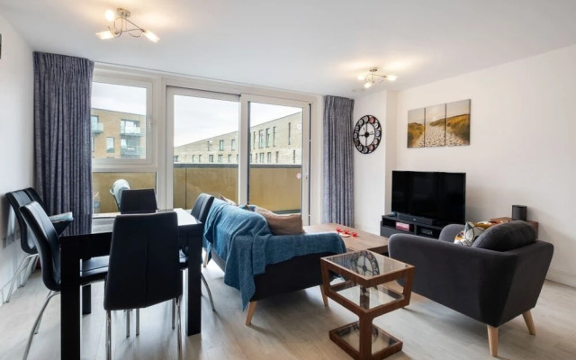 Bright & Spacious 2-bed Apt, With Balcony