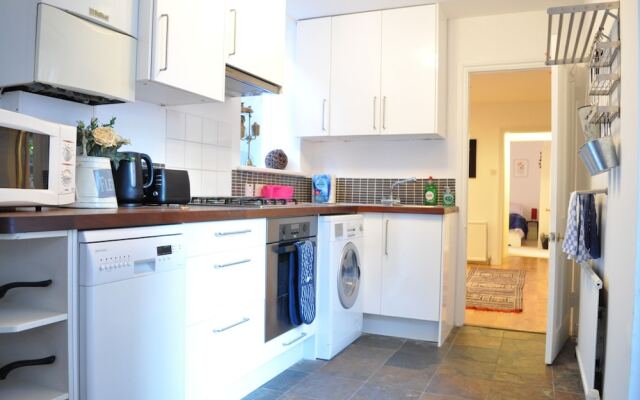 Spacious 2 Bedroom Home In Kensington