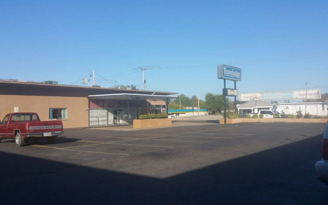 Econo Lodge Inn & Suites