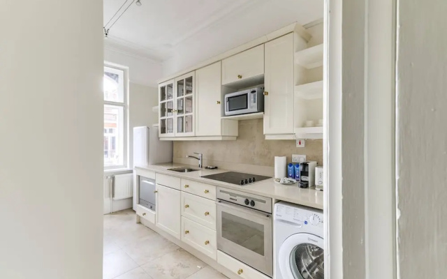 St. James / Westminster Apartment