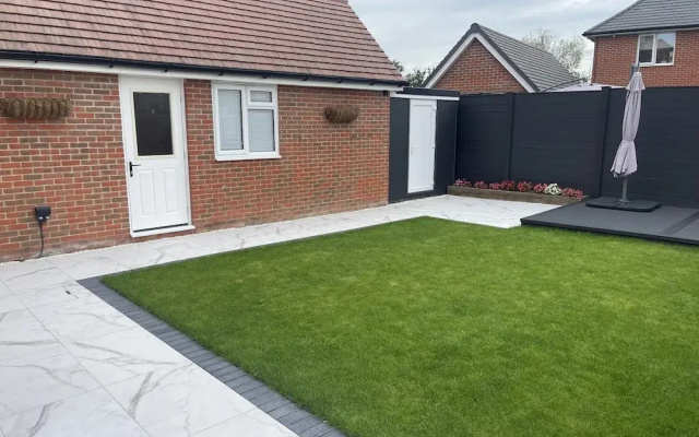 Modern-luxury 1bedroom-ensuitebathroom-garden-wifi