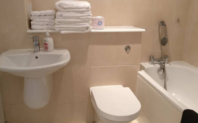 Beautiful City Centre 2-bed Apartment With Balcony