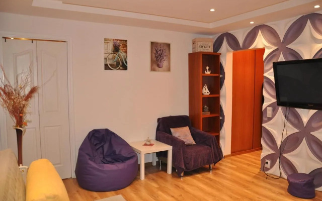 Lawendowe światło - przy stacji Metra