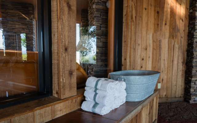Pinedale Hotel & Suites