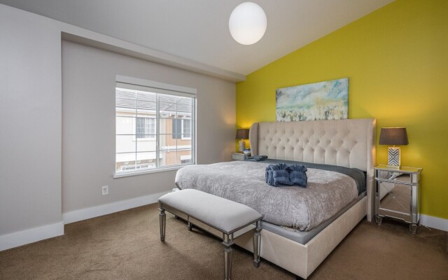 Posh Waterfront - 3 Br Condo