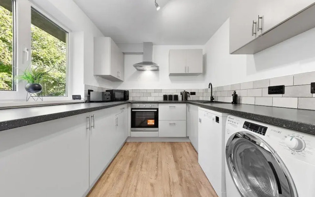 2BR Flat, Free Parking, Close to Airport & Centre