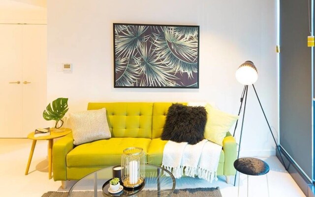 Brand New Heart Of City Executive Apartment