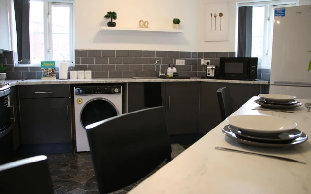 3 Bedroom House Close to City Centre/ Free Parking