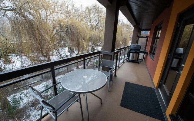 Pool Level 2 Bed, 1 Bath - Unit 371