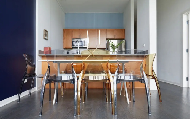 Distinct Lincoln Park Suites by Sonder