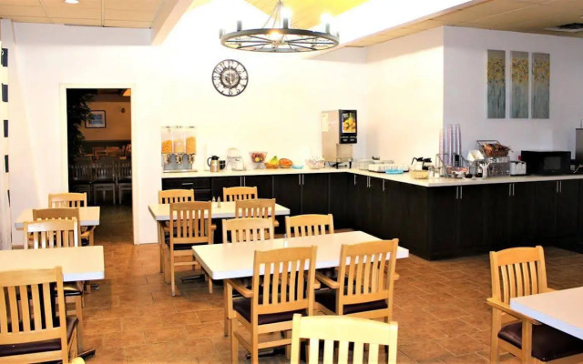 Jolly Roger Inn & Resort