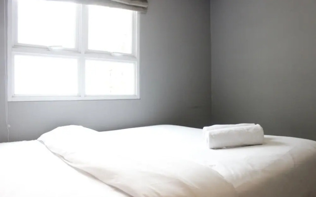 Modern & Comfy 2BR Apartment at Gateway Pasteur