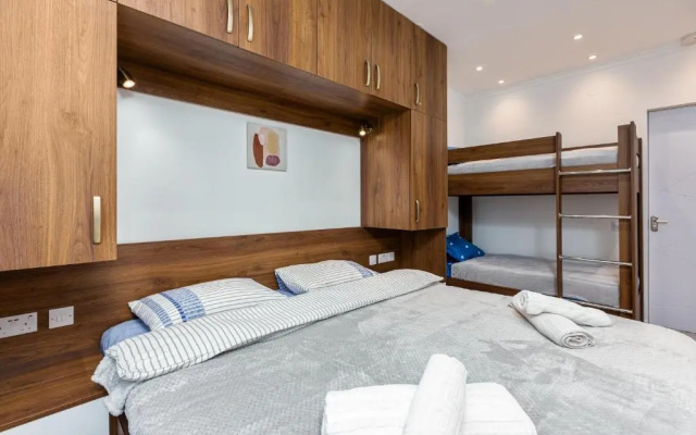 Ground Floor Bright Luxury 1Bedroom Apartment with Free Parking