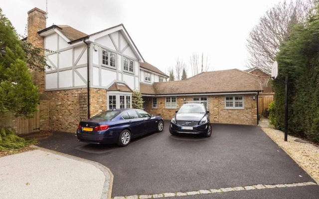 Stunning Private En-suite Studio in Cobham