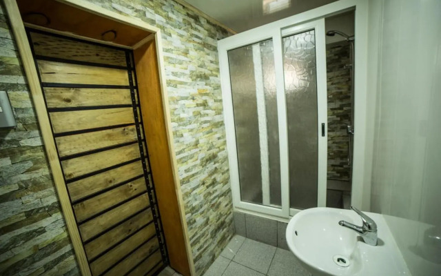 Hotel low cost y restaurant Colón