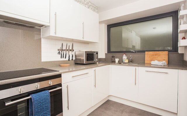 Beautiful Duplex Flat, sleeps 6, close to tube