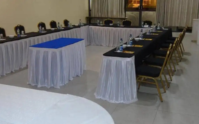 Two Oceans Hotel-Voi