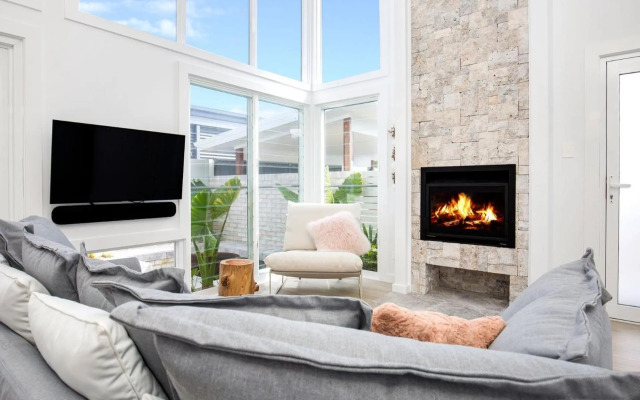Unwind - Pet Friendly - 1 Min Walk to Beach