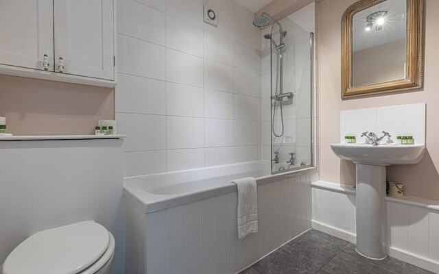 Bright 2 BR Battersea Flat With Great Location