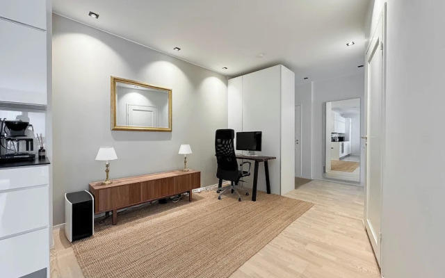 Stylish Downtown 2BR Flat with Sauna and Work Area