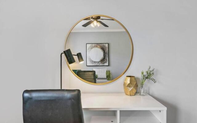 1BR Chicago-style Apartment Close to Everything!
