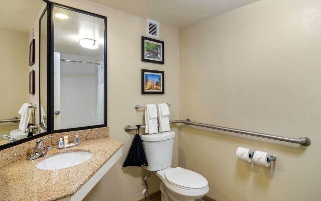 Spark by Hilton Atlanta Airport South College Park