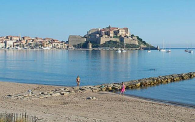 130m2 qui surplombe la baie de Calvi vue citadelle