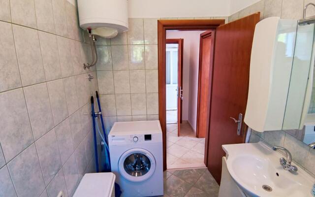 Leana - Great Location and Close to Beach - A1