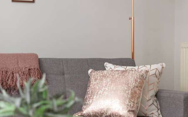 Refined Ground-floor Apt Near Stockbridge Market