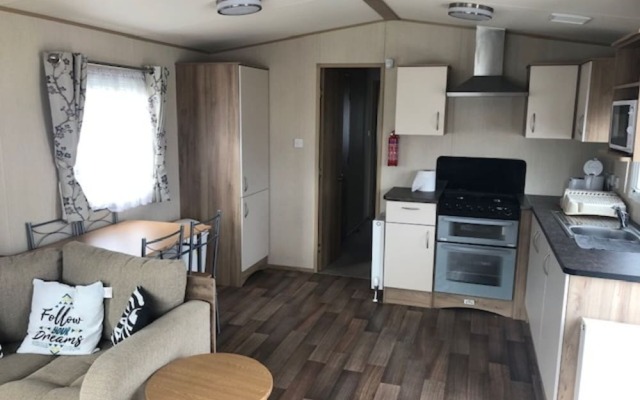 Beautiful Cosy 2-bed Caravan in Clacton-on-sea