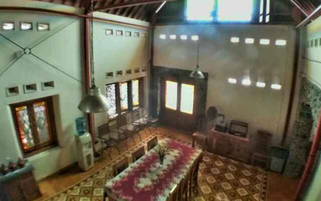 Omah Pitoe Guest House