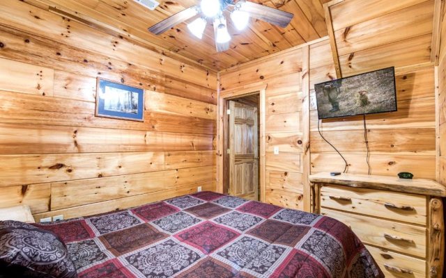 Cabin of Dreams, 3 BR, Water View, WiFi, Hot Tub, Pool Table, Sleep 8