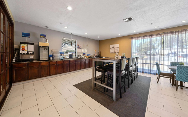 Days Inn by Wyndham Round Rock