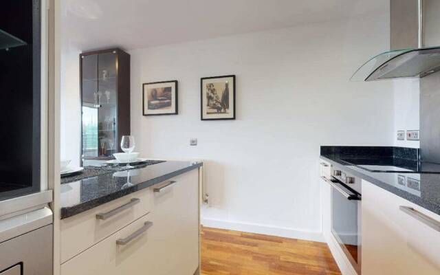Short let - Penthouse Apartment With West-facing Terrace