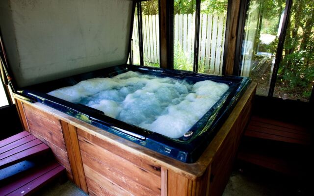 Red Bud Cove Bed & Breakfast Suites