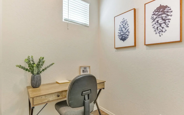 2 Mi to Dtwn & Nau: Flagstaff Condo w/ Patio!