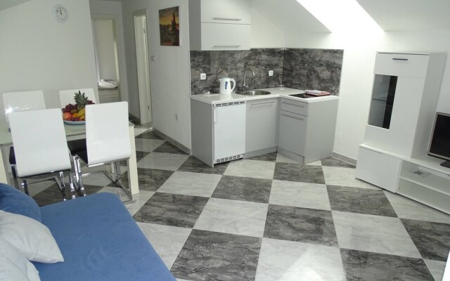 Holiday House Viktoria With Pool For 14 People