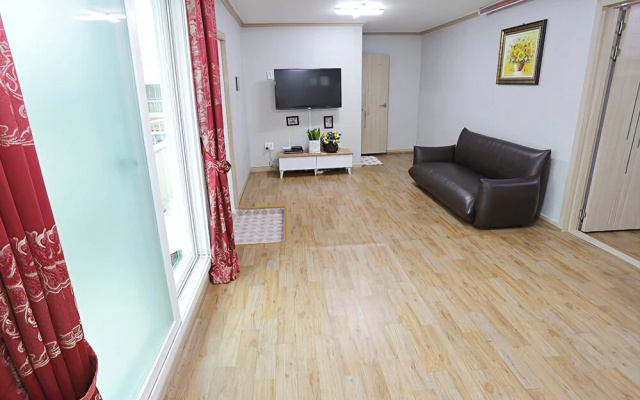 Anmyeondo Beach White House Pension