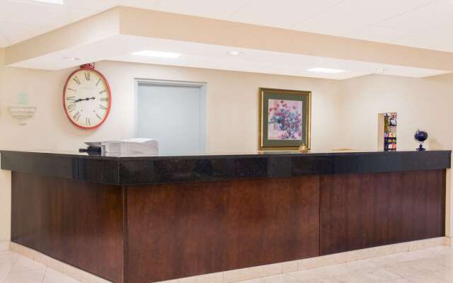 Ramada by Wyndham Angola/Fremont Area