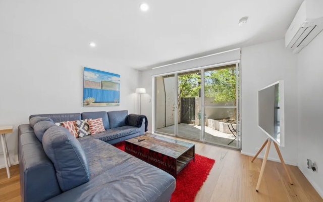 Spacious Bright Apartment With Courtyard and BBQ – Guest Rooms – Kingston