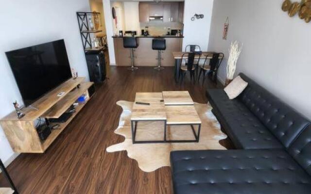 Cozy 1BR in Iconic Tower